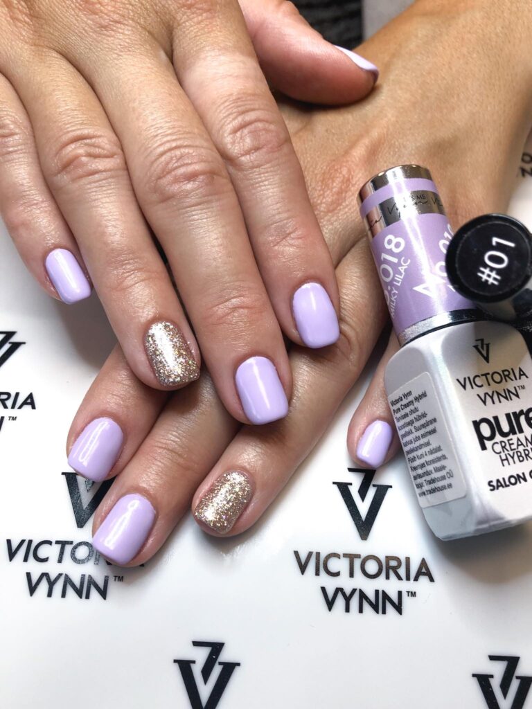 Sõrmuse sõrmed on kaetud glitteriga- vana hea klassika. Geellakk Victoria Vynn 018